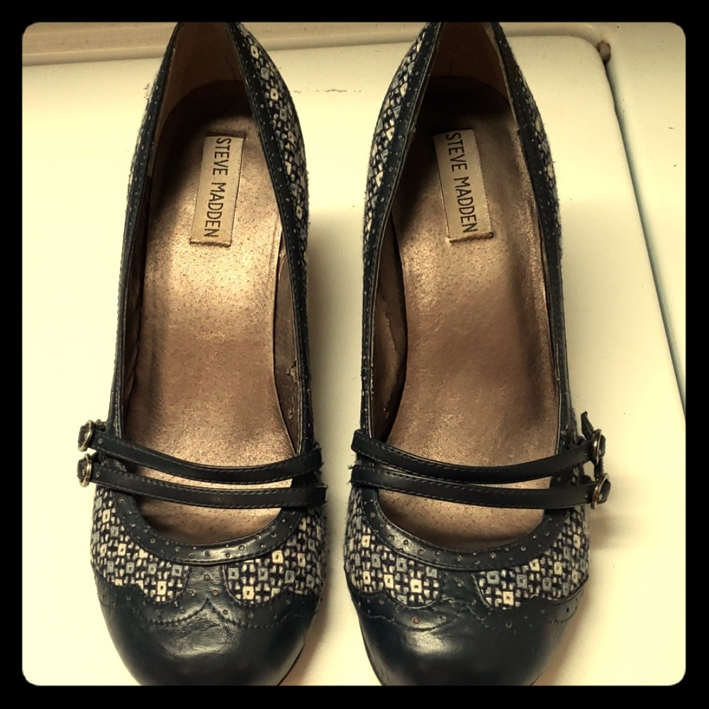 Super cute steve madden navy heels with pattern